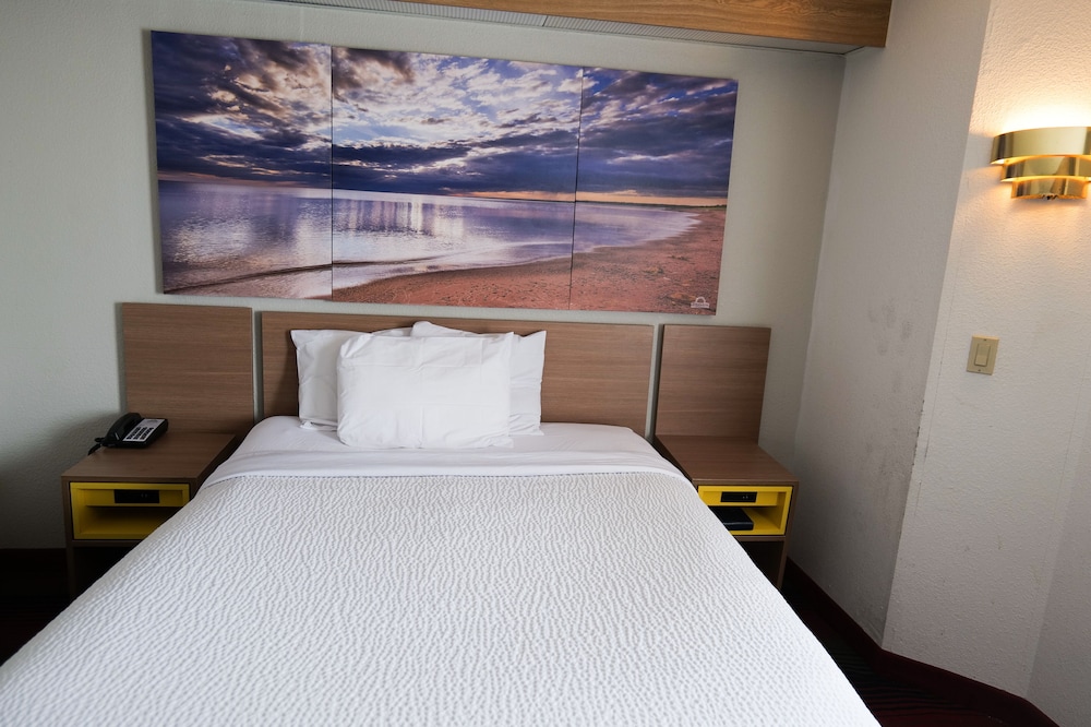 Days Inn By Wyndham Flint/Bishop International Airport 8/41