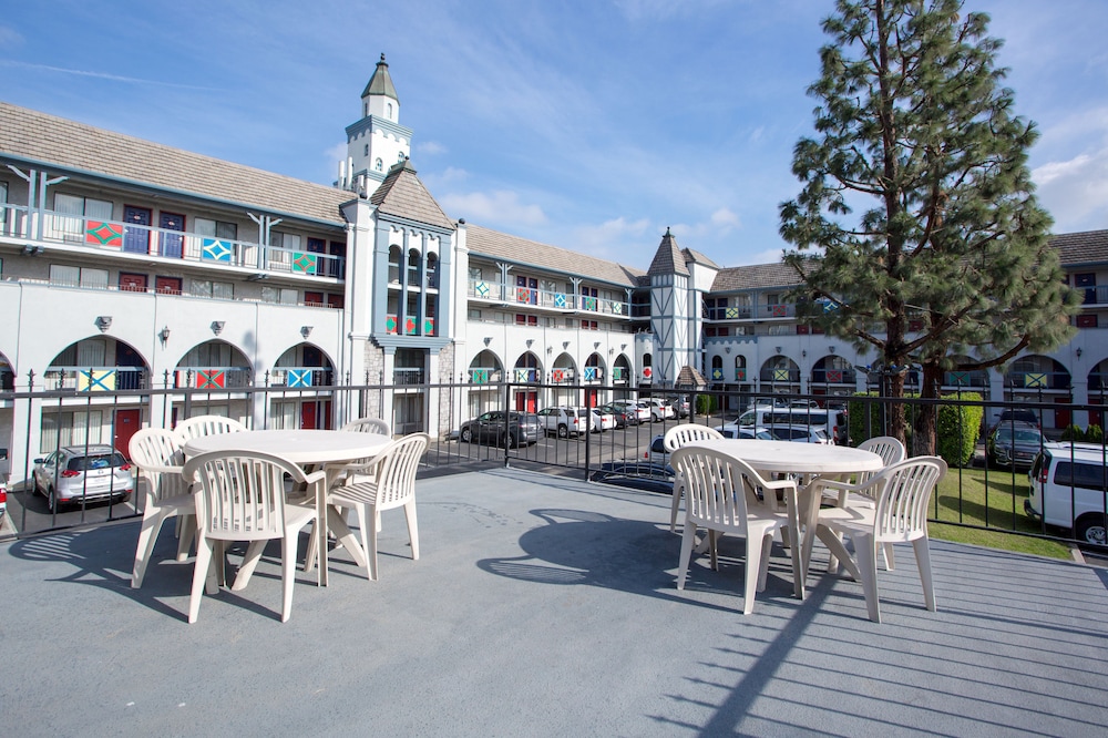 Castle Inn And Suites 28/38