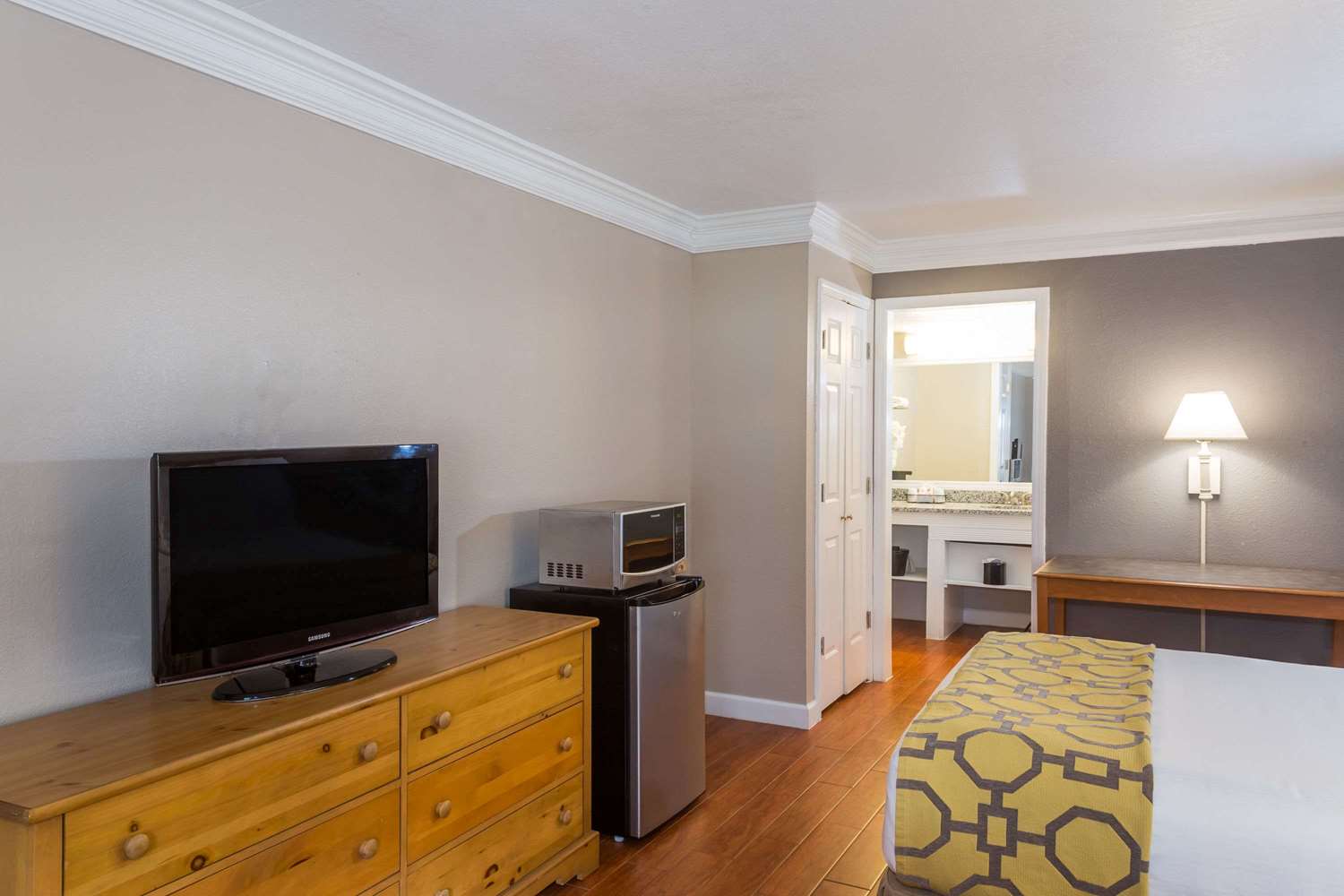 Casa Bella Inn & Suites 50/55