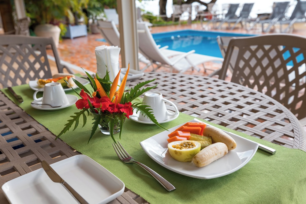 CROWN BEACH HOTEL 33/50