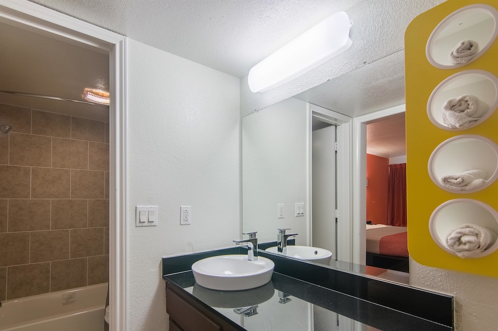 Motel6 Paris, TX 46/51