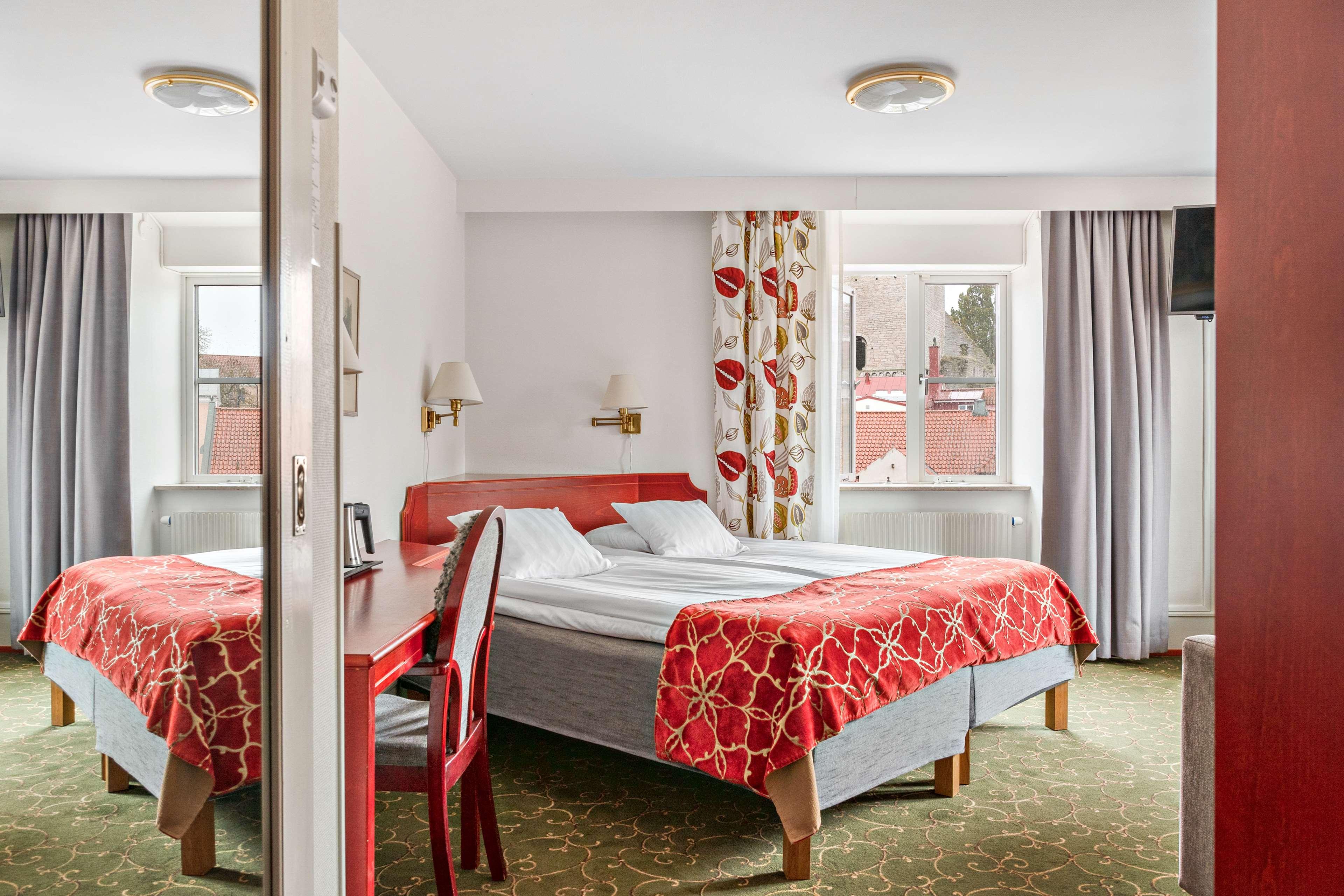 Room, Quadruple