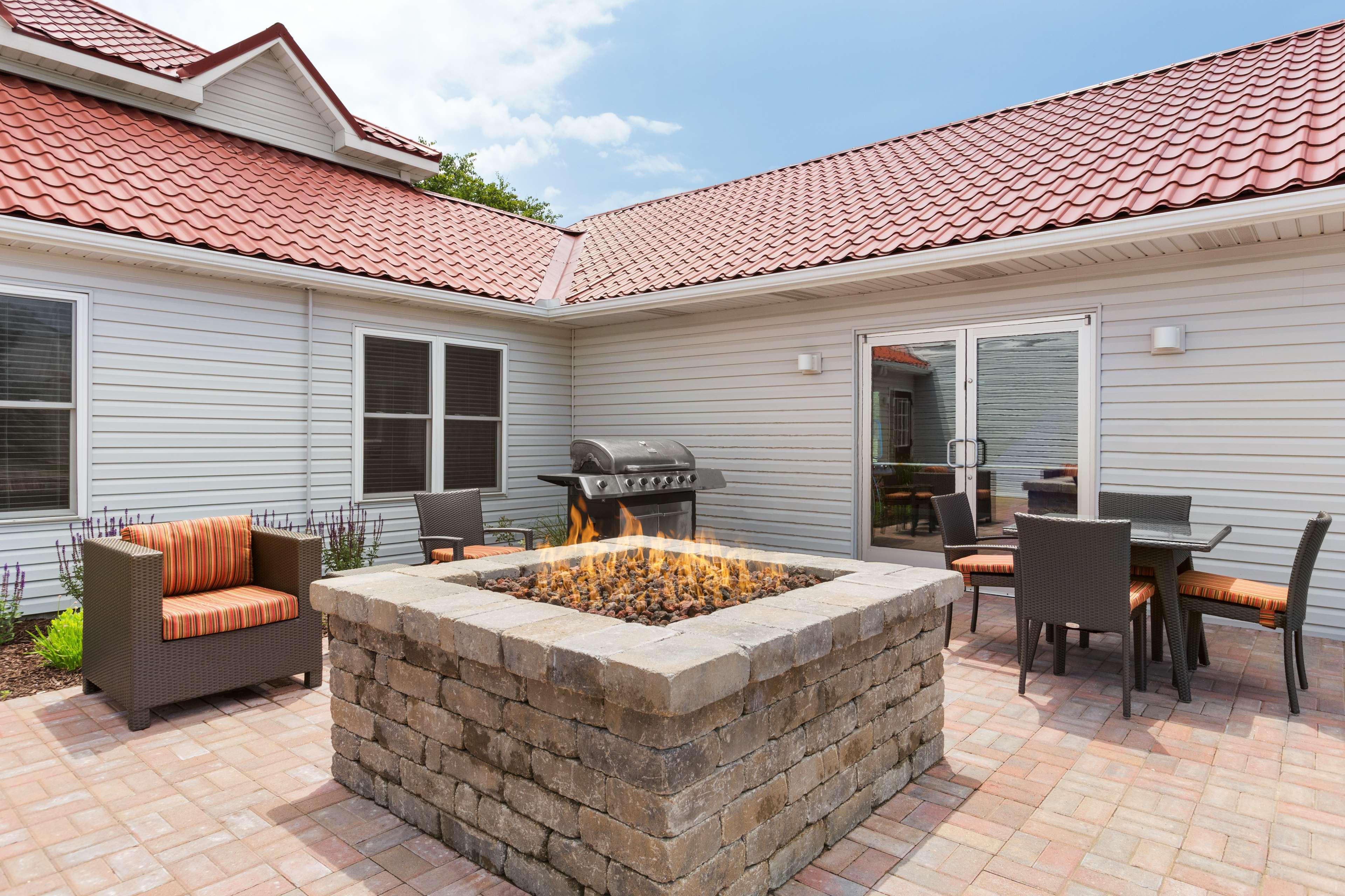 Country Inn & Suites by Radisson Holland, MI 7/42