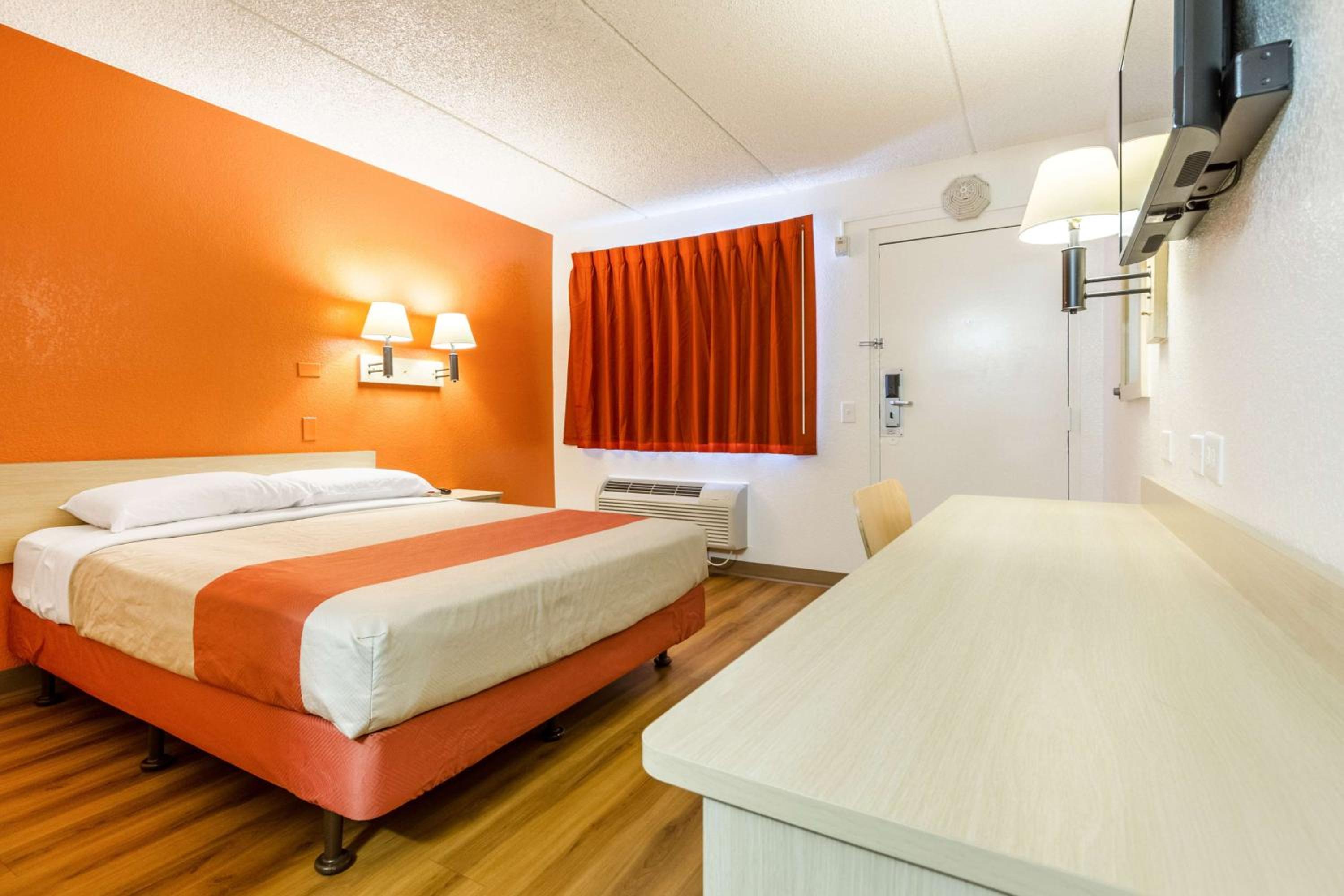 1 Full Bed ADA/RI Shower