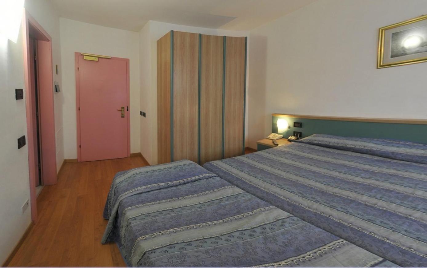 غرفة ثلاثية، Hotel Vela 4/7