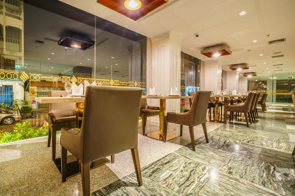 New Season Square Hotel 36/39