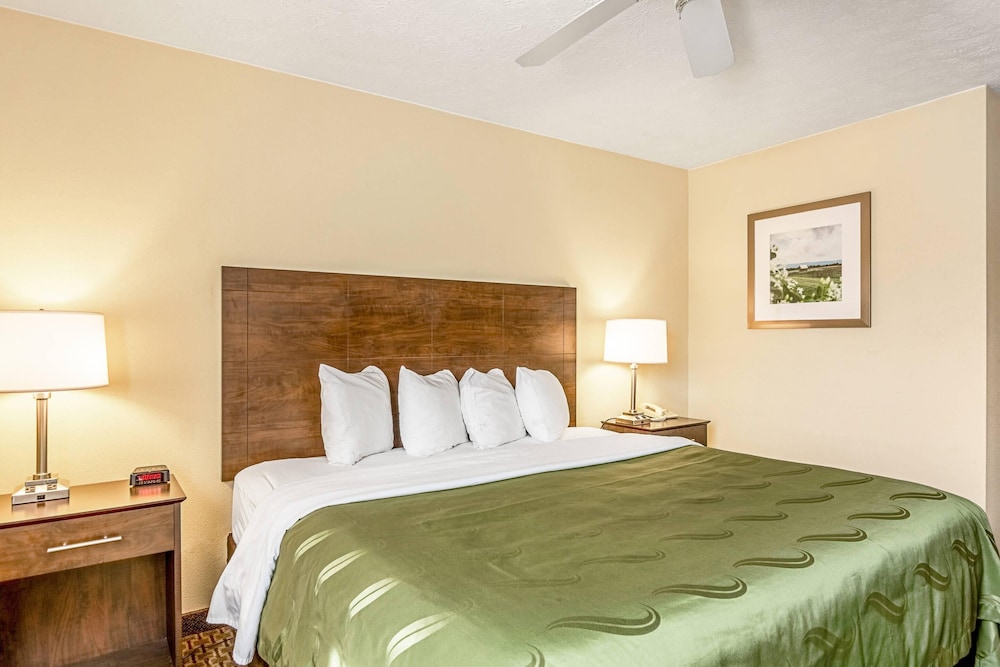 غرفة بسرير كينج لذوي الإعاقة، Quality Inn Burkeville Hwy 360 & 460 4/6
