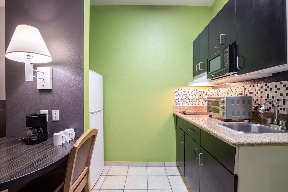 Studio6 Bay City, TX 58/62