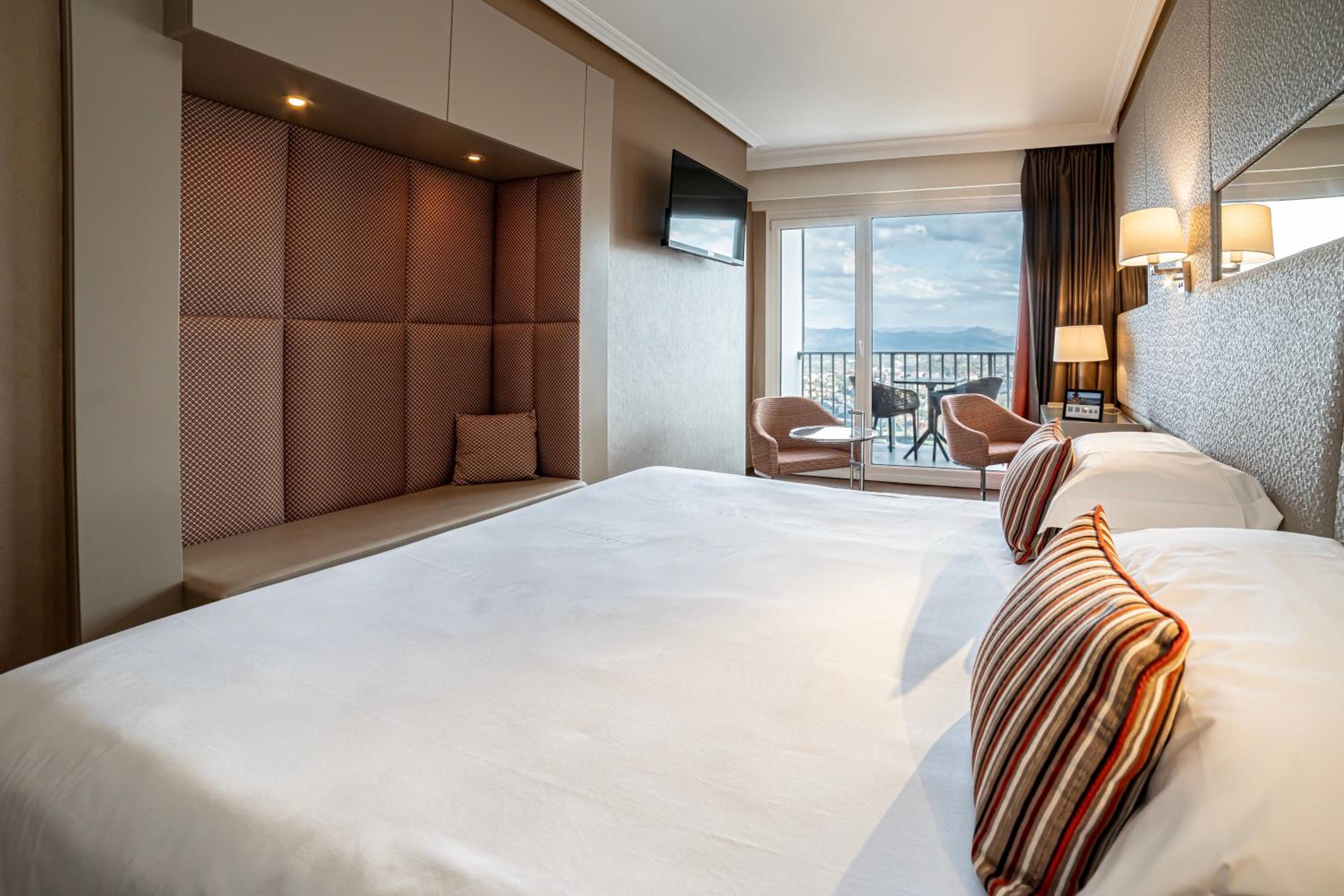 غرفة بريفيليج بسرير مزدوج أو سريرين منفصلين بإطلالة على البحر بشرفة، Mercure San Sebastian Monte Igueldo 2/10