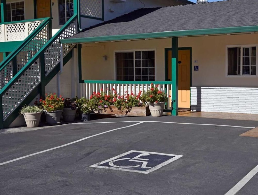 Monterey Pines Inn 11/42