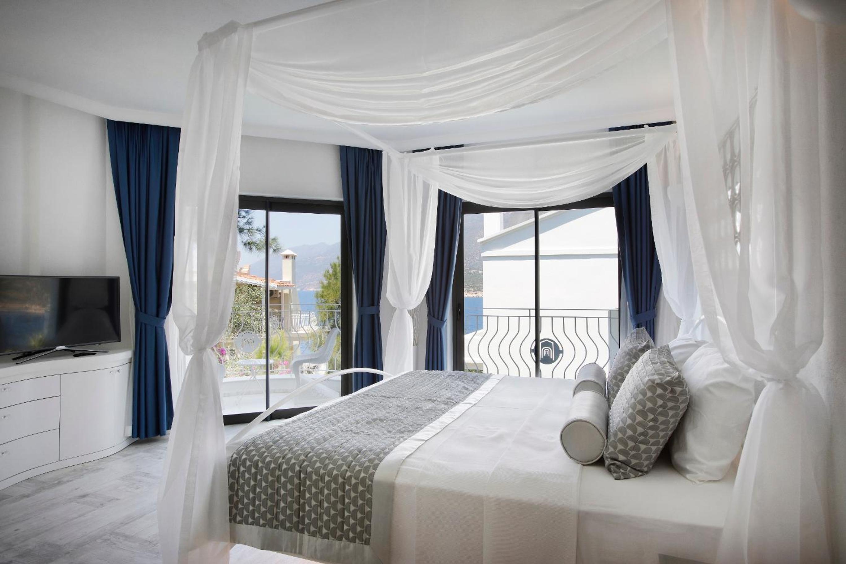 Deluxe, Partial Sea View