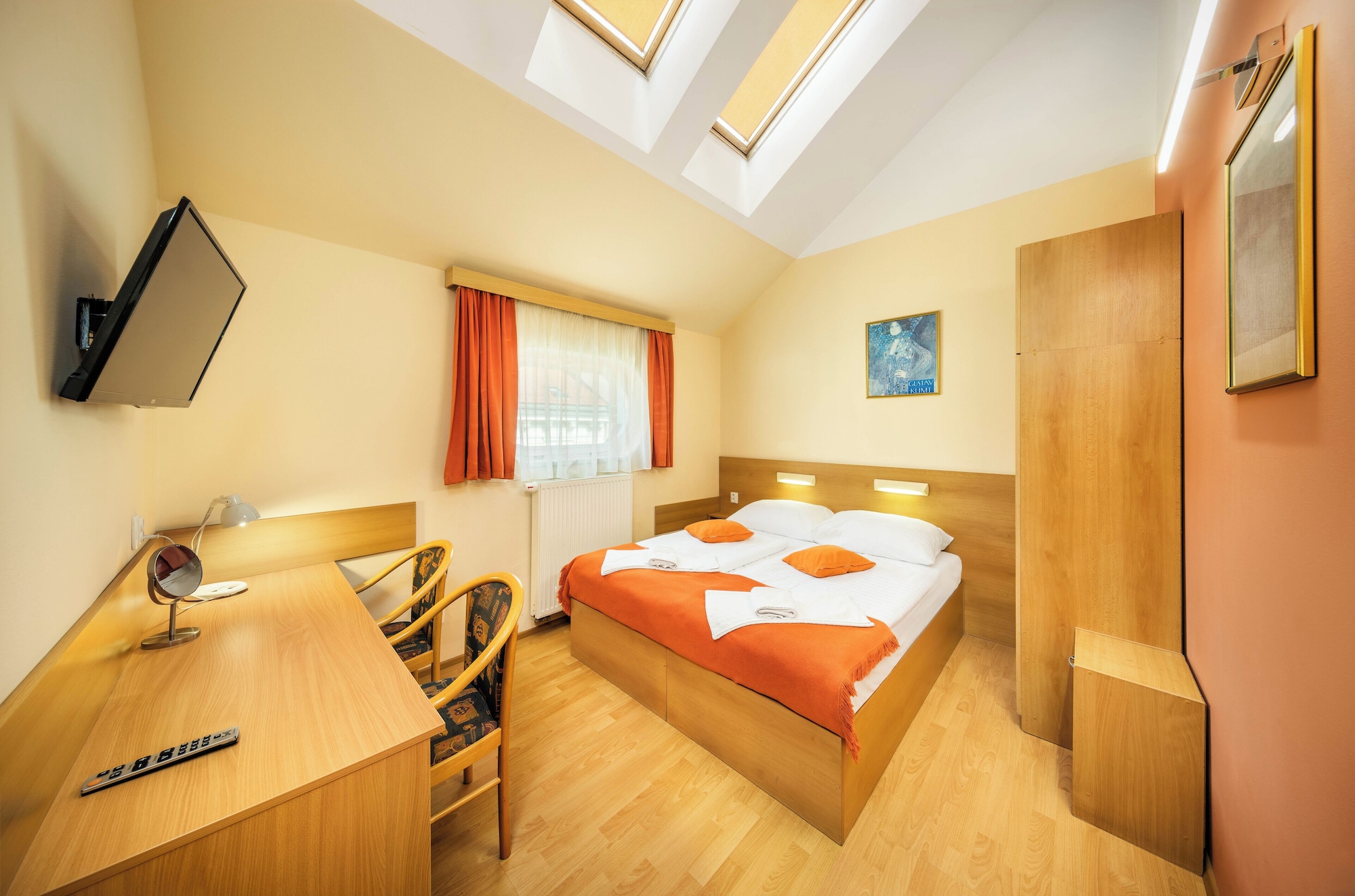 2 BEDROOMS, APARTMENT