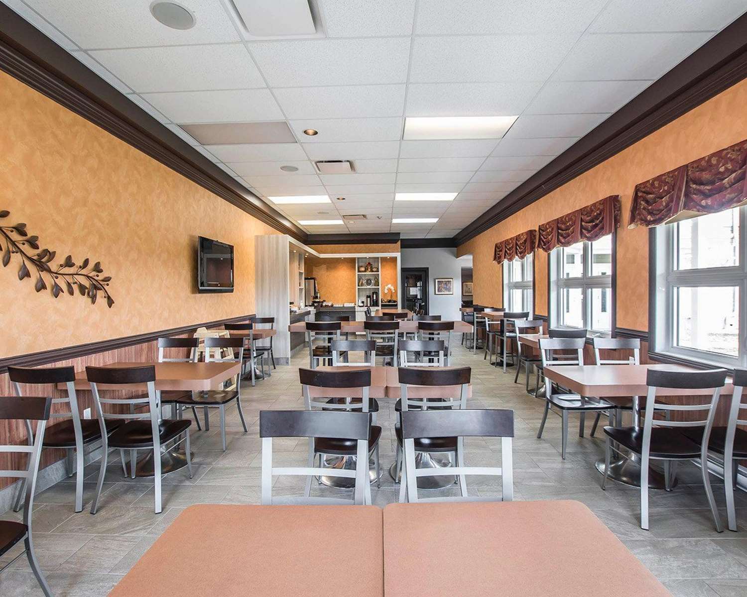 Econo Lodge Inn & Suites Montmagny QC 11/18
