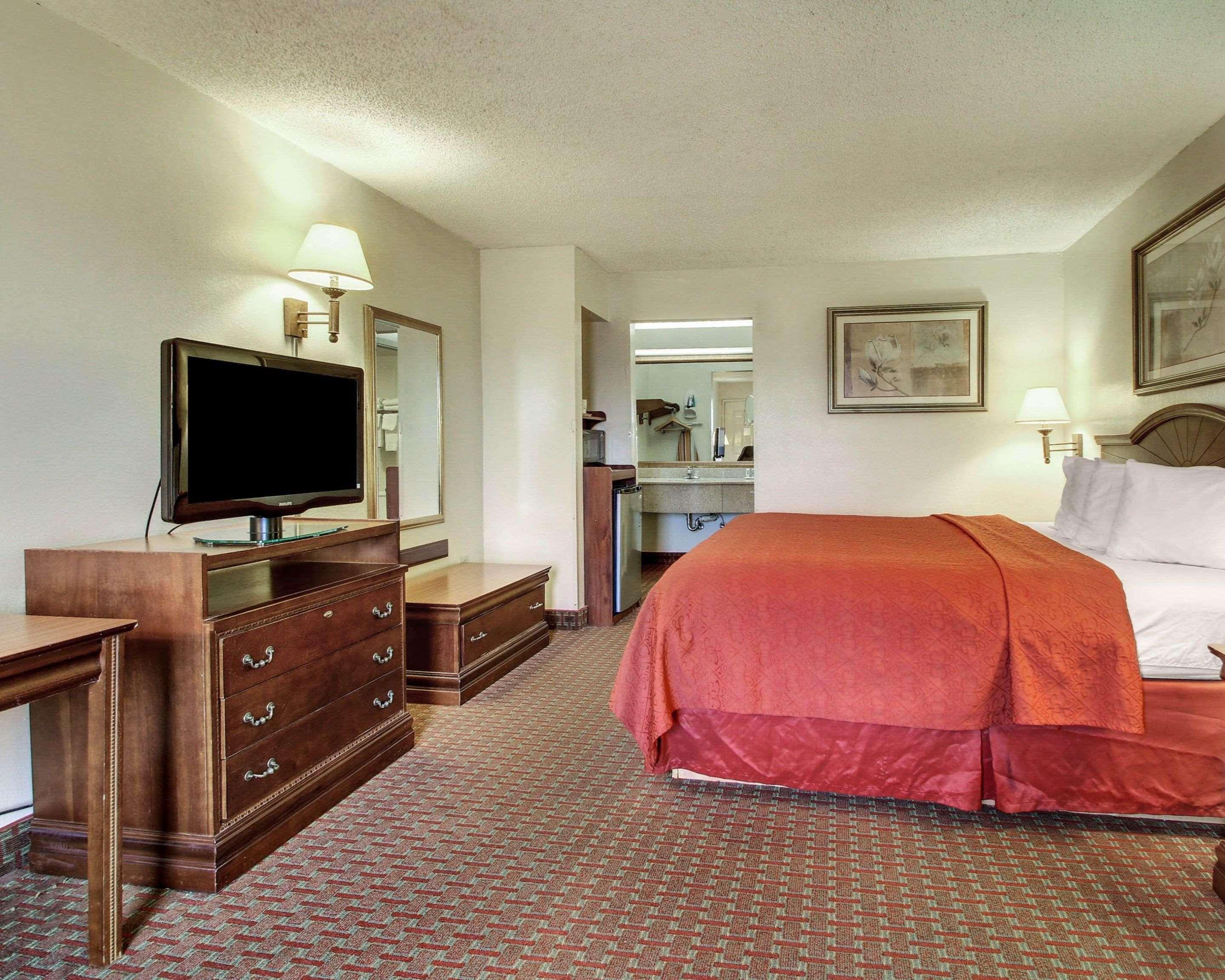غرفة بسرير كينج للمدخنين، Quality Inn & Suites Clinton - Jackson West 2/3