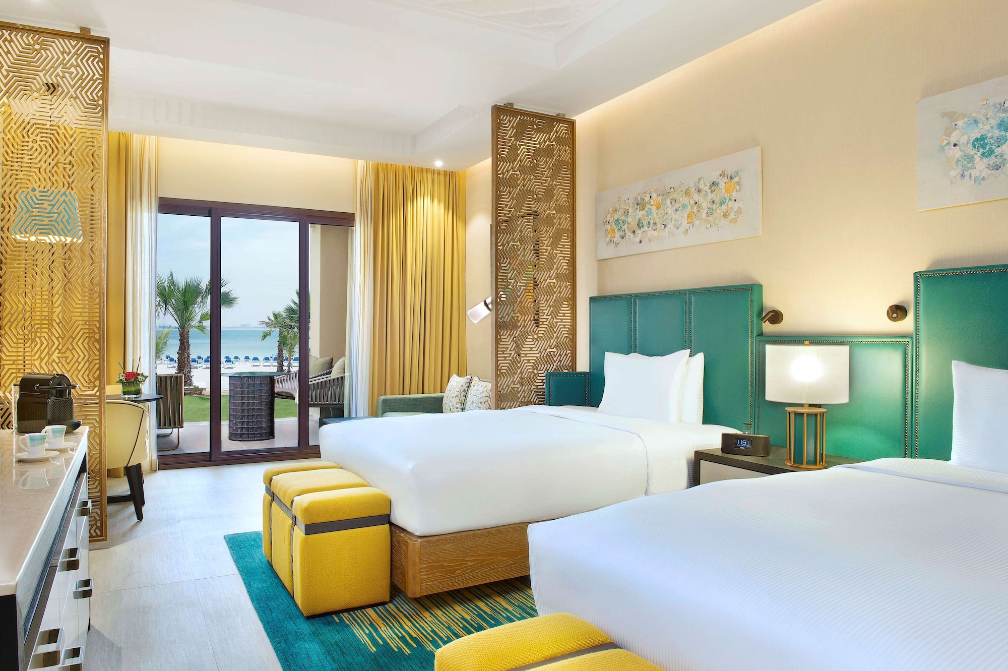 غرفة كلوب بسريرين كوين، Double Tree by Hilton Resort and Spa Marjan Island 3/6