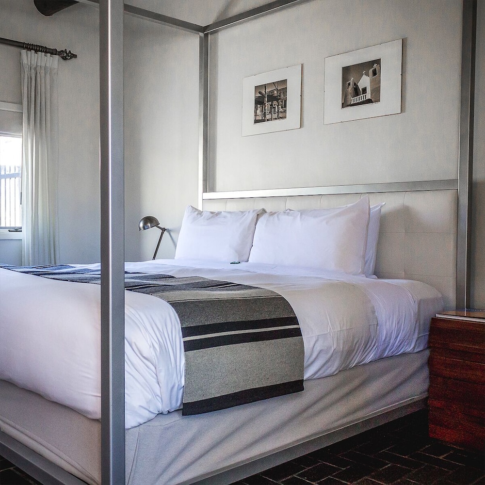 Modernist, Deluxe, King Bed, Courtyard View