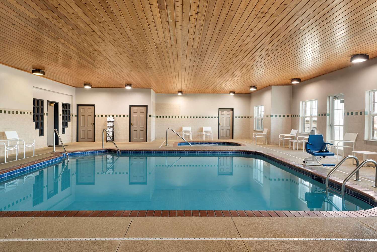 Country Inn & Suites by Radisson Kansas City at Village West KS 8/21