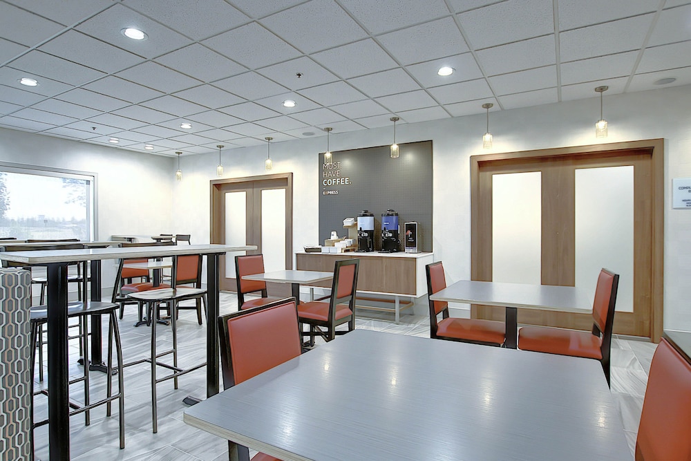 Holiday Inn Express Hotel Suites Airport Calgary 42/52