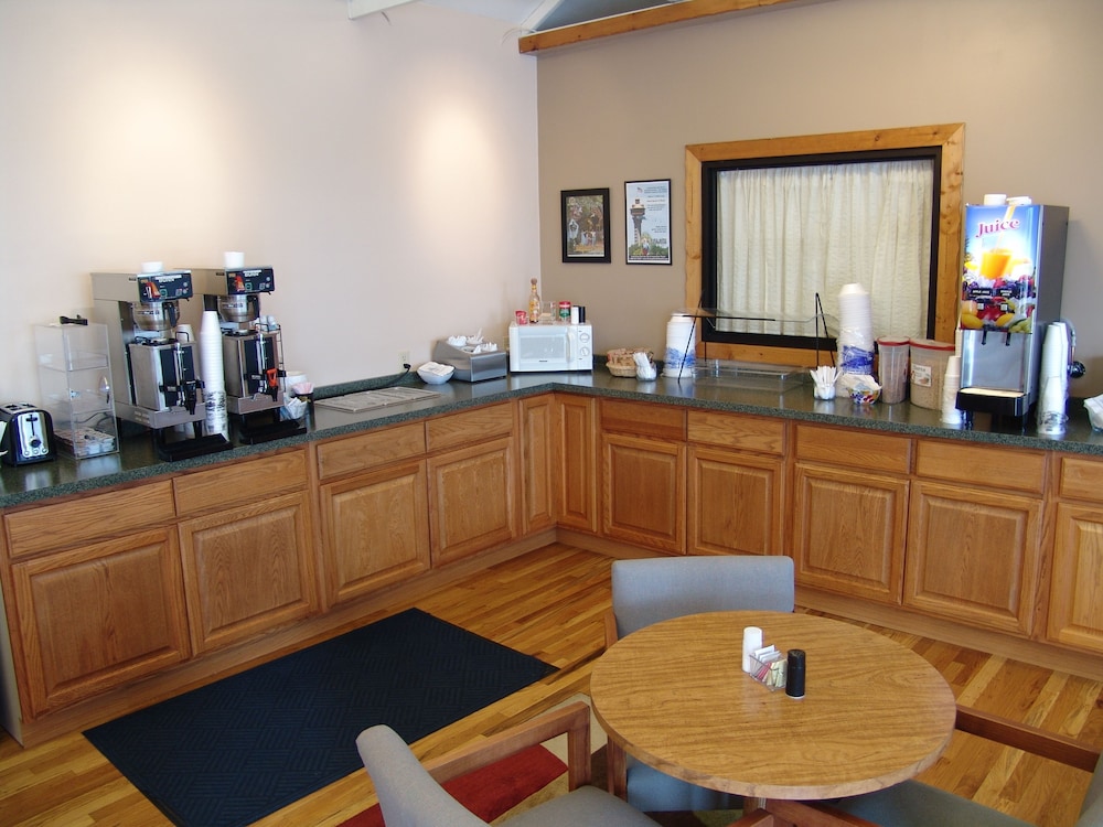 Super 8 by Wyndham Branson Shepherd of the Hills Exwy 45/60