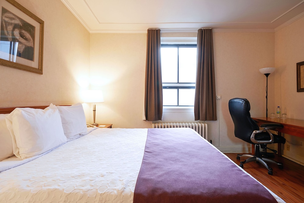Hotel St Denis 8/29