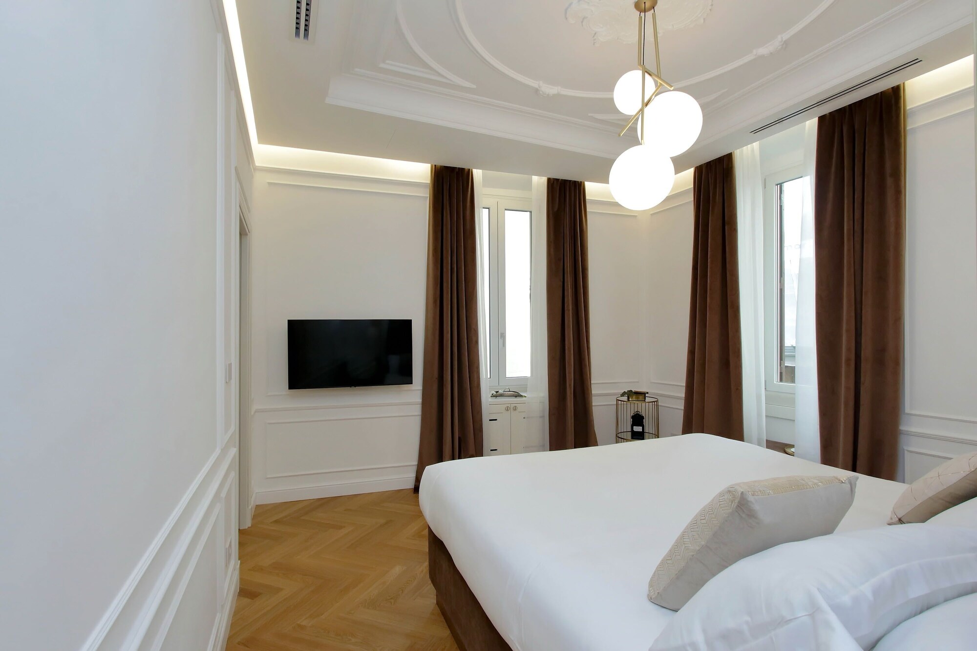 DELUXE, KING BED