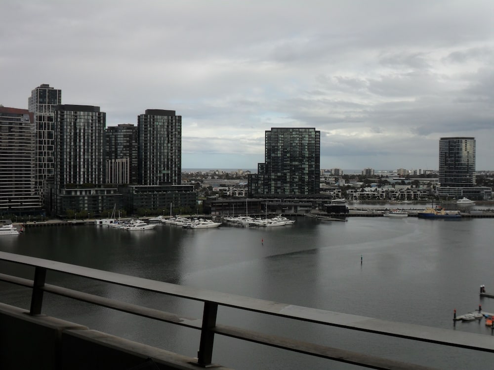 Akom Docklands 42/50