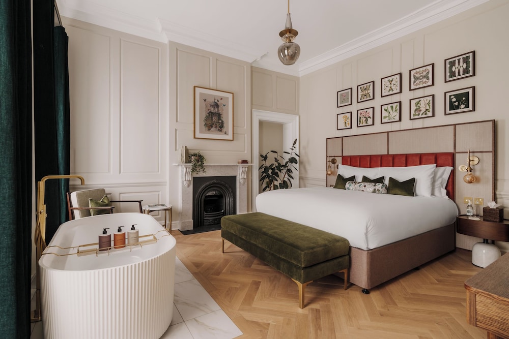Signature, King Bed, City View, Bathtub