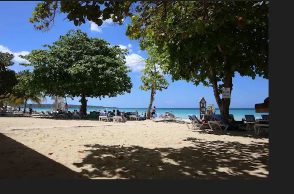 Coco La Palm Seaside Resort 60/69