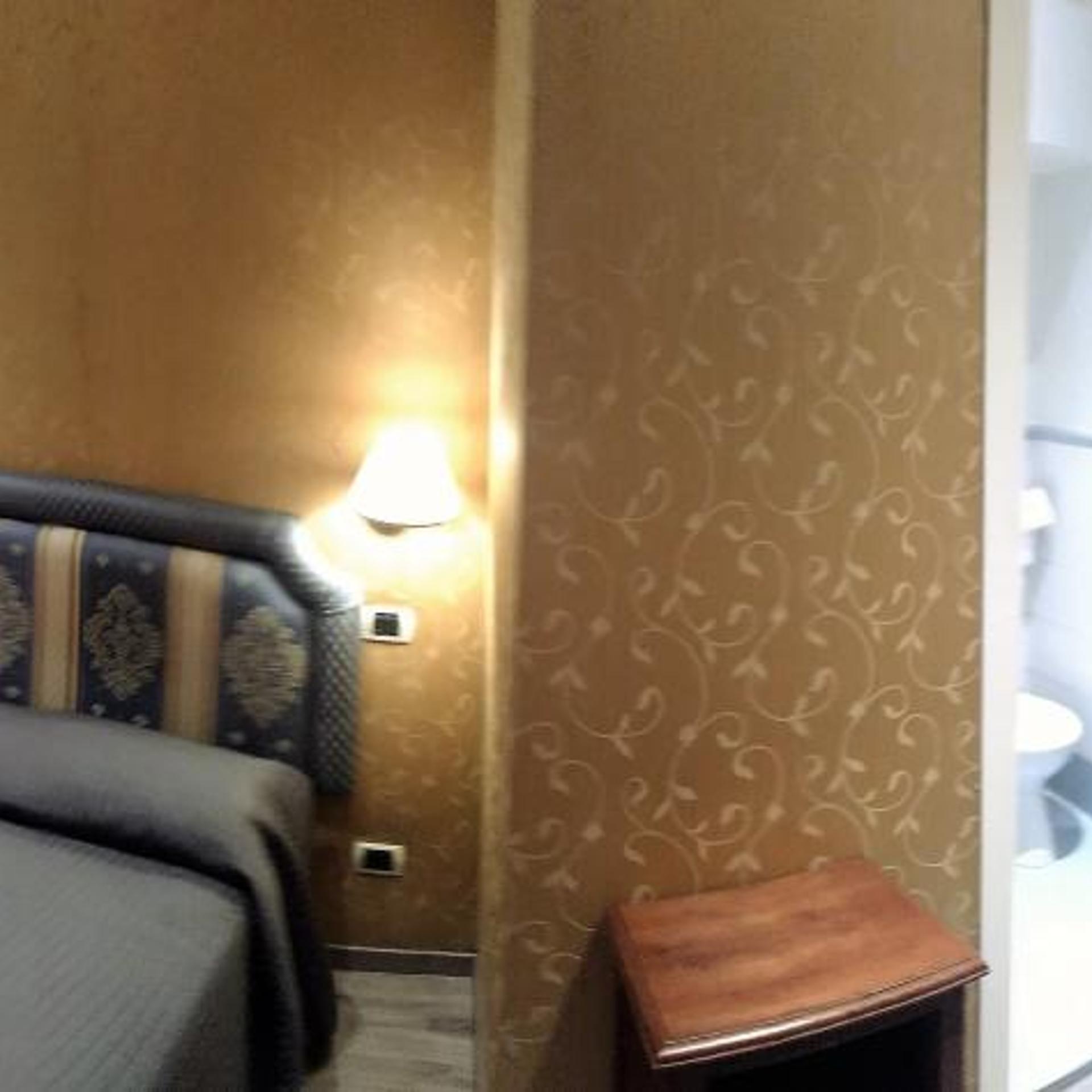 ROOM, SINGLE