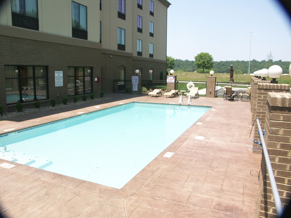 Holiday Inn Express Hotel And Suites Cleveland Northwest 7/61