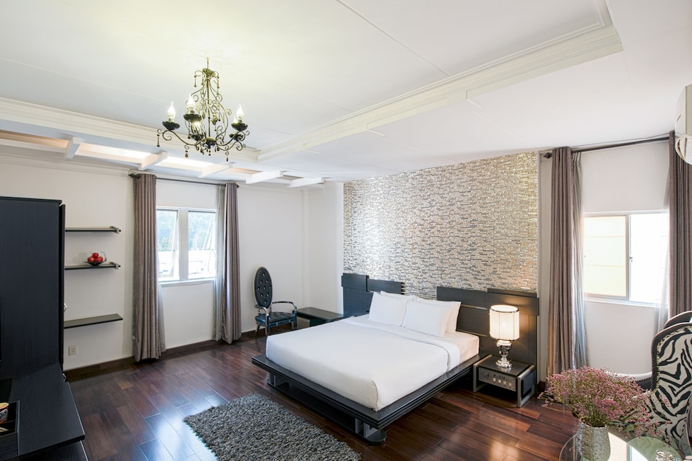 A&EM Corp - The Petit Hotel 15/37