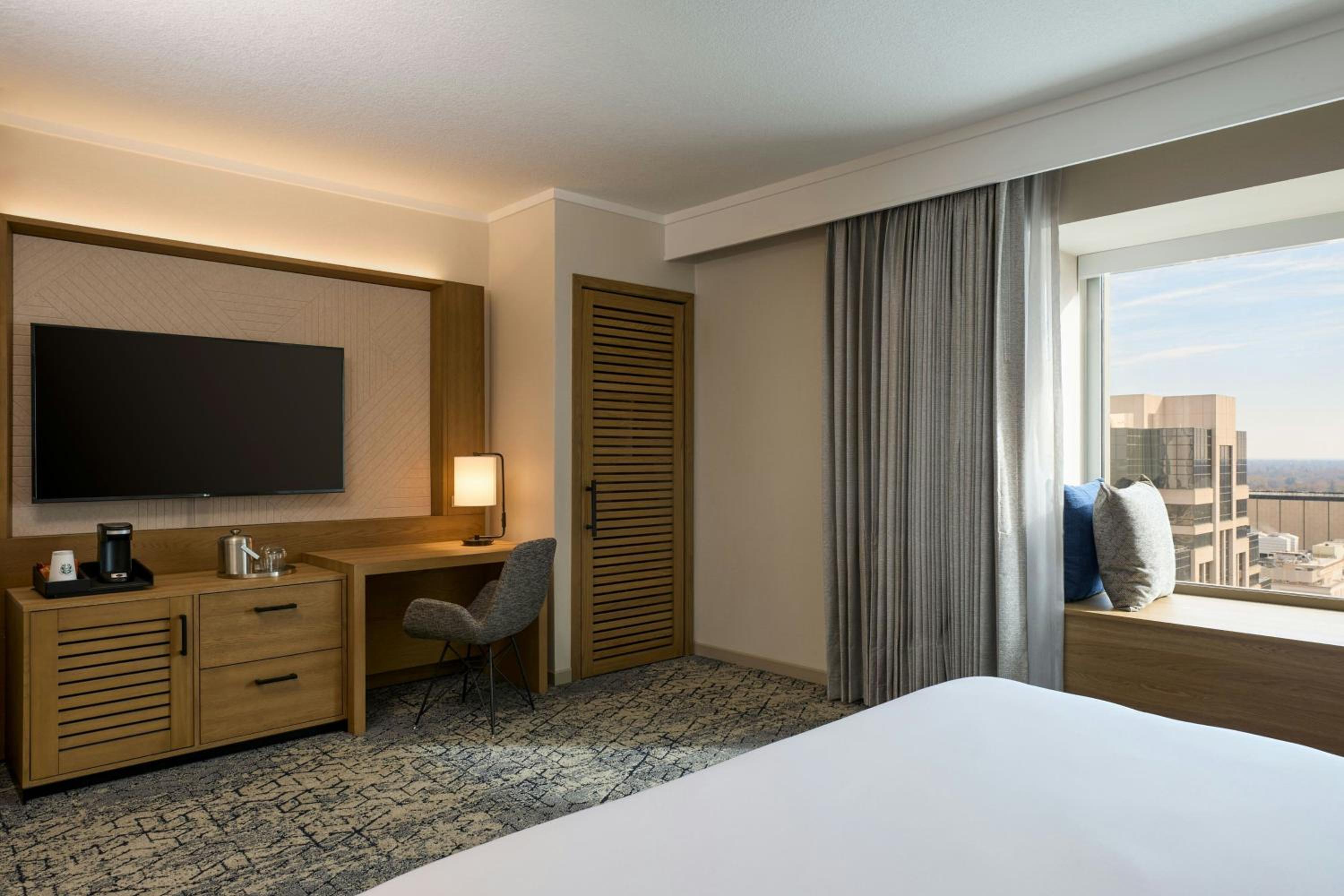 غرفة بسرير كينج بإطلالة على المدينة في طابق منخفض، Sheraton Grand Sacramento 4/8