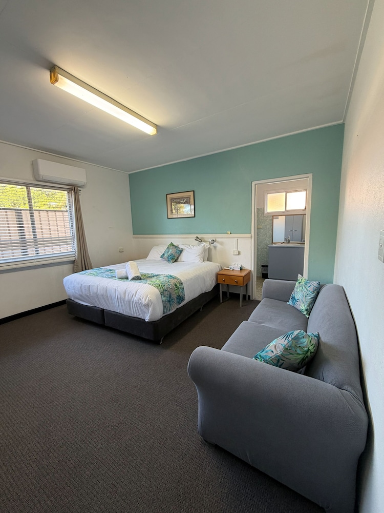 RIVIERA MOTEL BUNDABERG 13/44