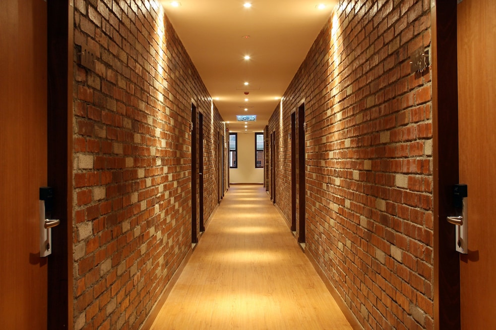 Ahyu Hotel 16/36