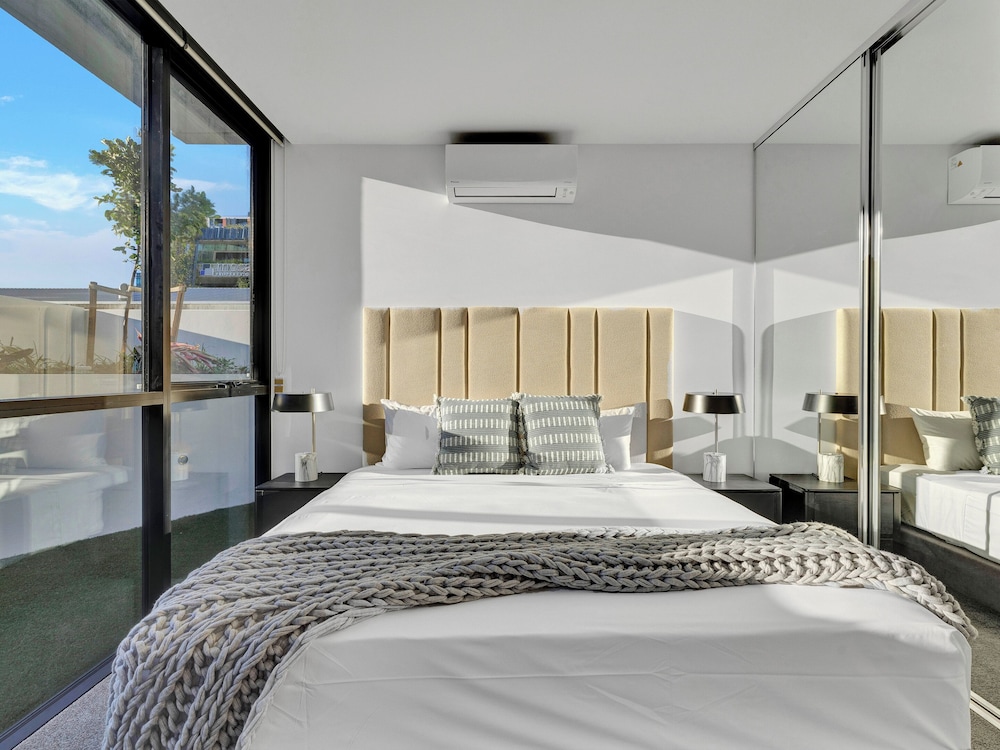 APARTMENT, KING BED, KITCHEN