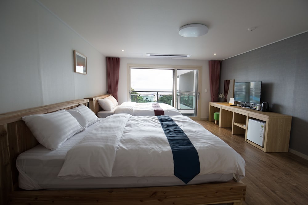 Cheonjiyeon Crystal Hotel 15/80