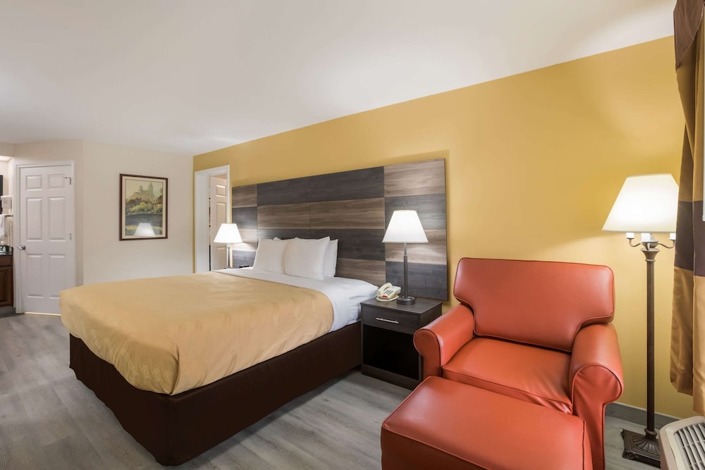 Quality Inn & Suites Greensboro near Lake Oconee 16/36