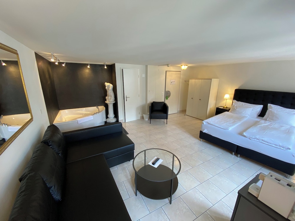 SUITE, KING BED