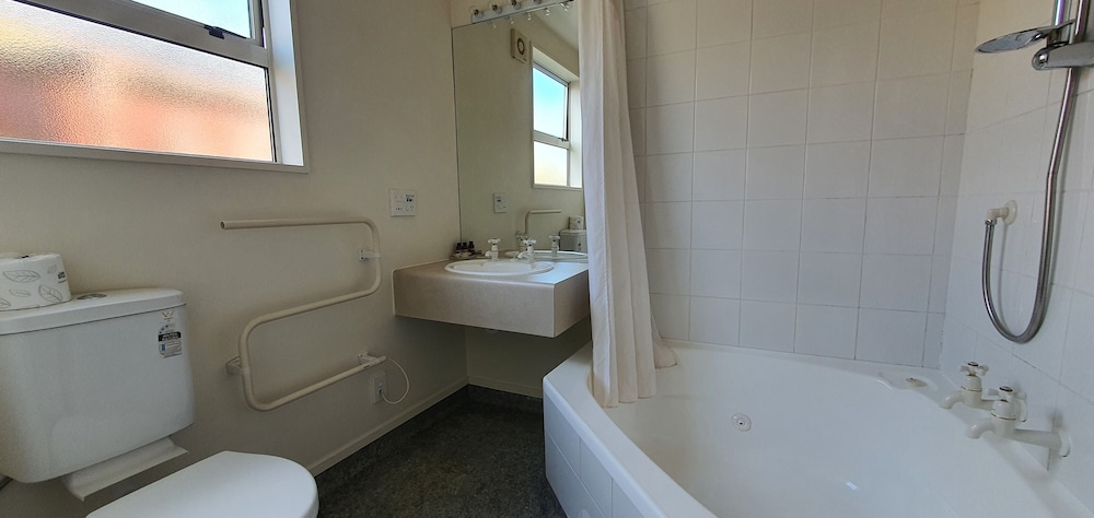 Rosewood Court Motel 47/48