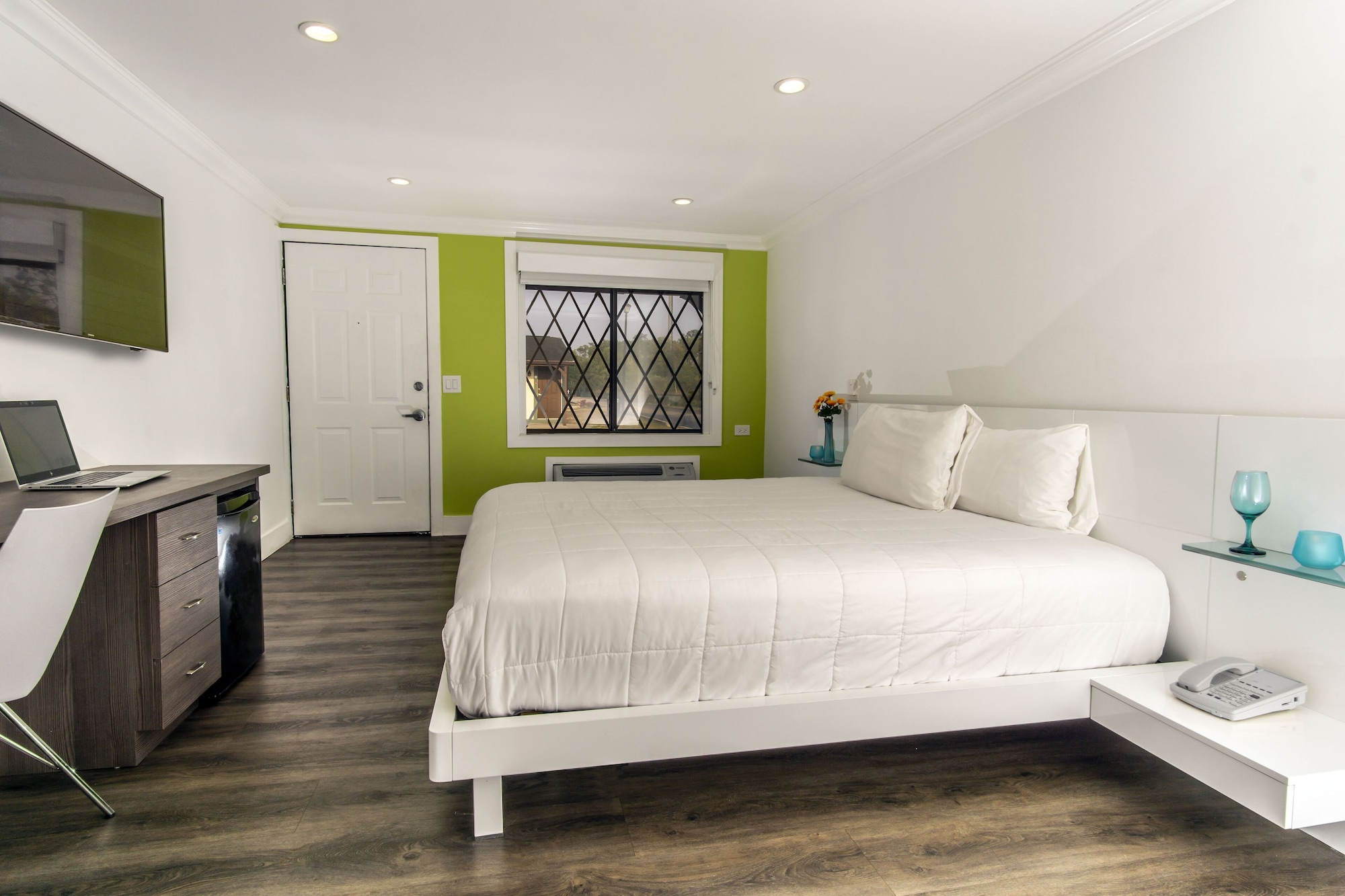 EXECUTIVE, KING BED