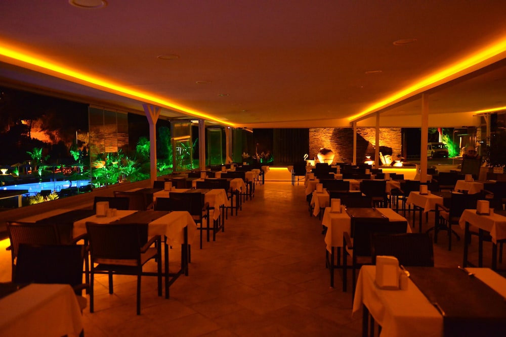 Manaspark Deluxe Hotel 37/50