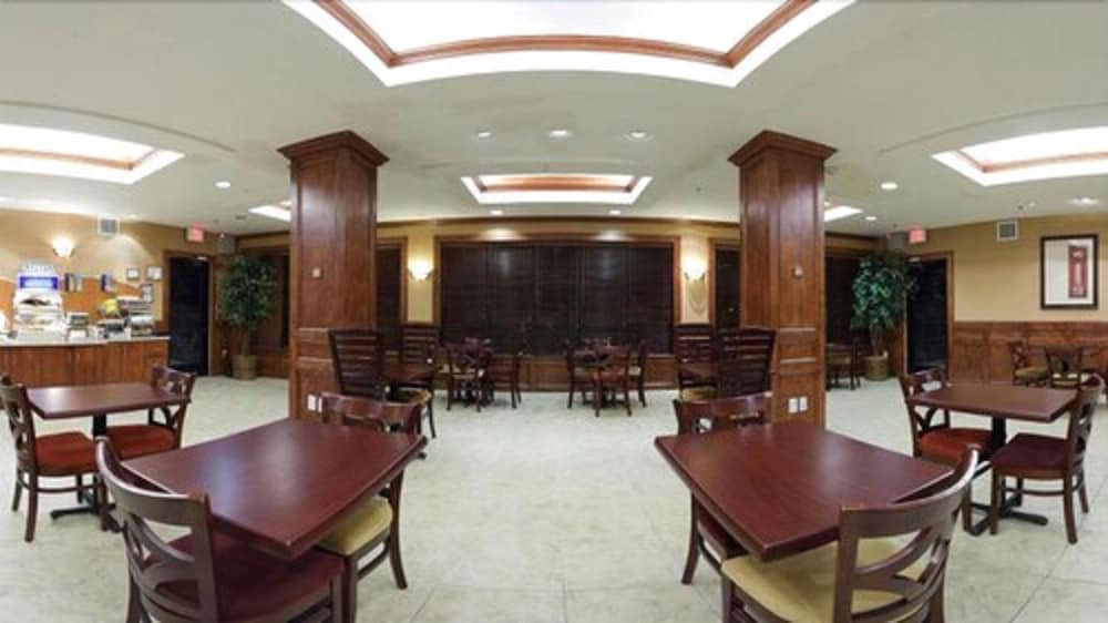Holiday Inn Express Hotel And Suites Laredo Event Center Area 51/63