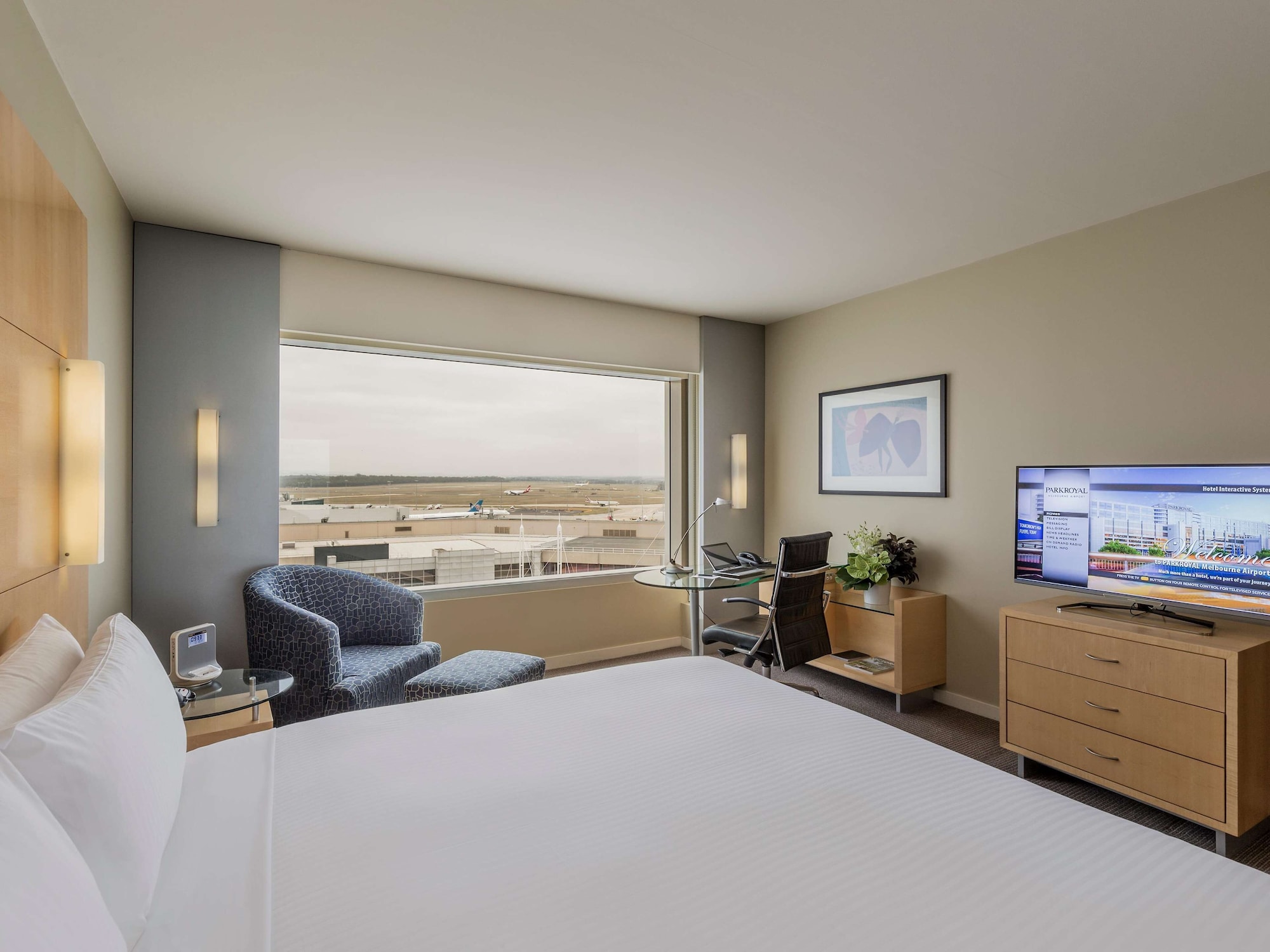 Superior, King Bed, Runway View