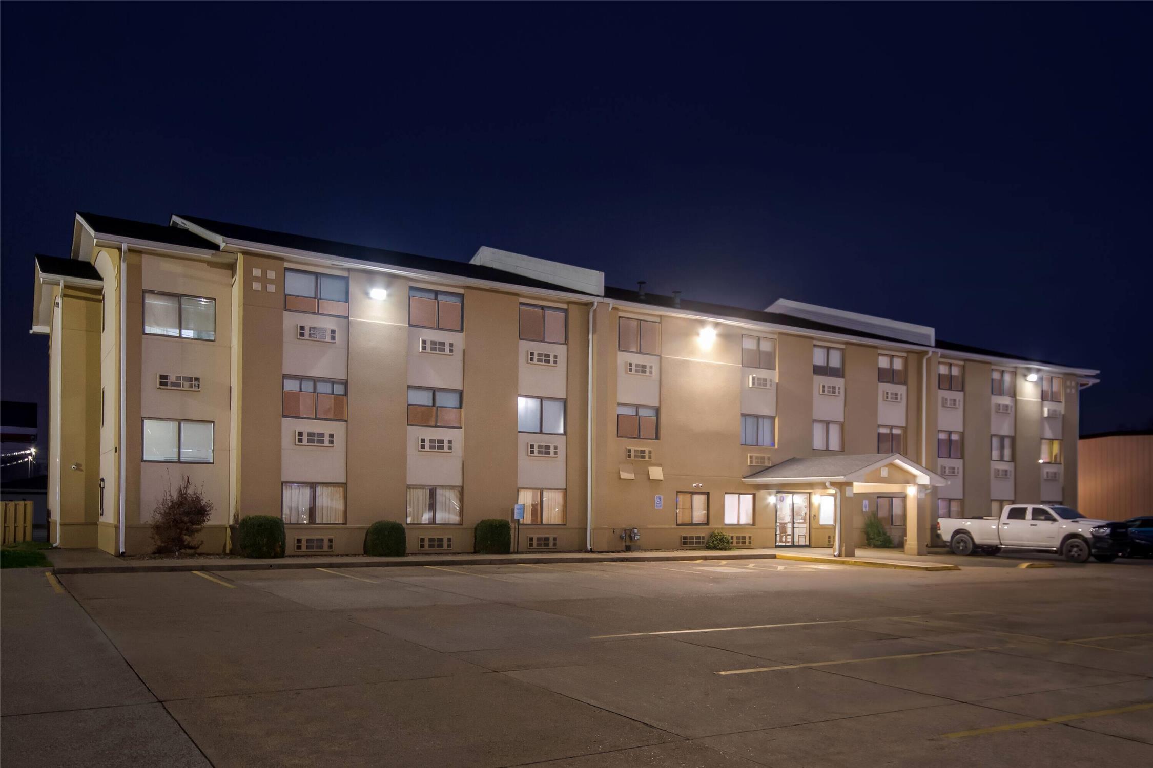 Super 8 by Wyndham Evansville East 2/16
