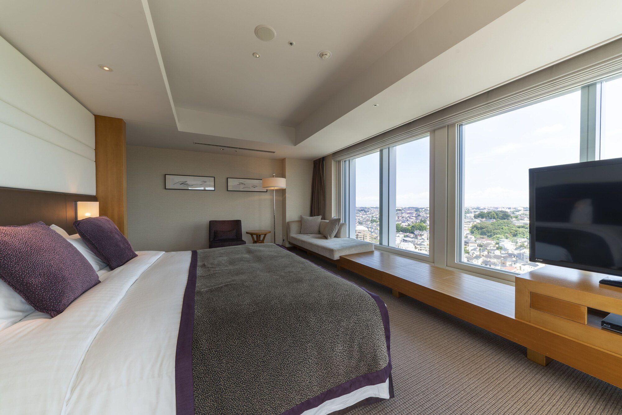 EXECUTIVE, KING BED