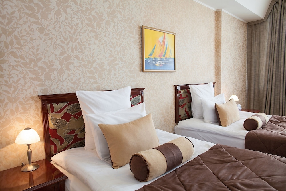 Golden Dragon Hotel 28/75