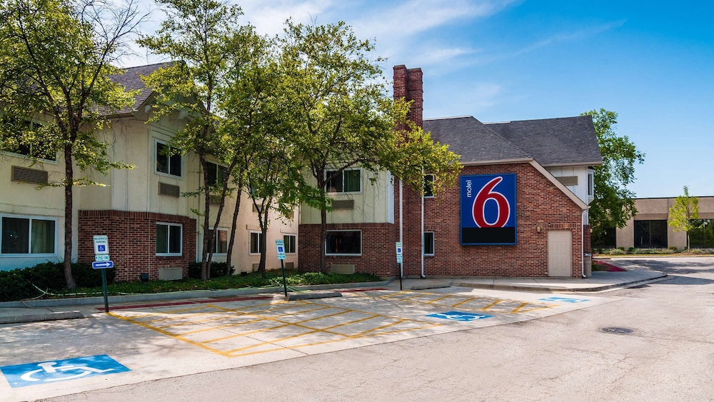 Motel6 Arlington Heights, IL - Chicago North Central 34/42
