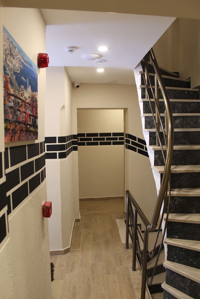 Lola Hotel 32/44