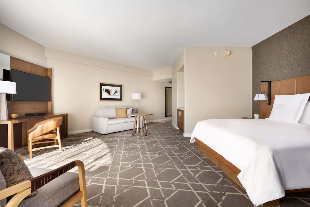 Fairmont, King Bed, Partial View, Balcony or Patio, Accessible