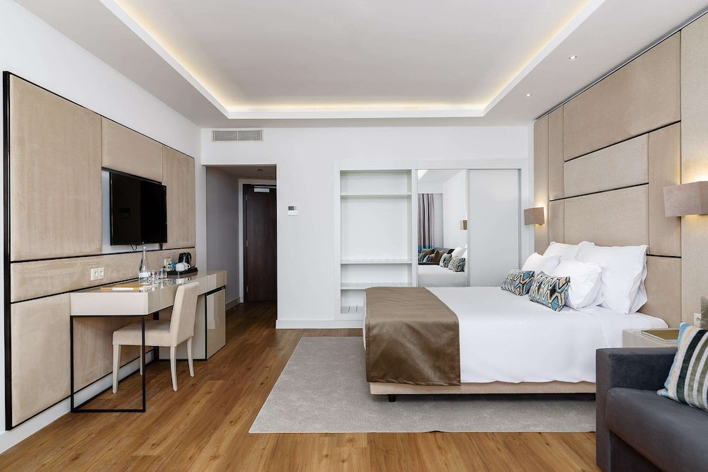 SUPERIOR, DOUBLE OR TWIN BED, POOL VIEW, BALCONY
